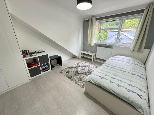 6 bed house for sale