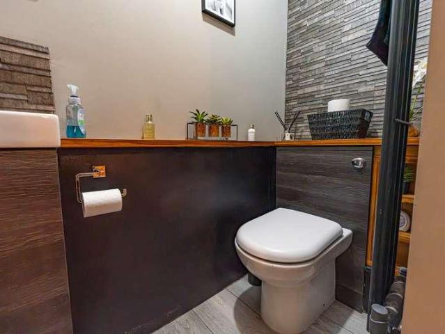 6 bed house for sale