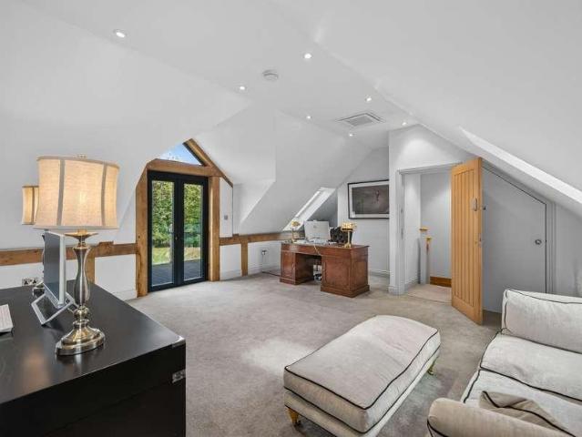 6 bed house for sale