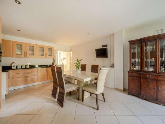 6 bed house for sale