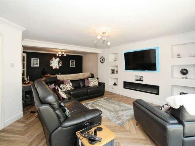 6 bed house for sale