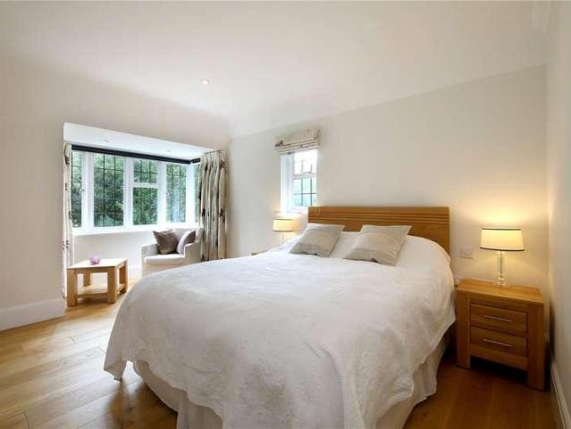 6 bed house for sale
