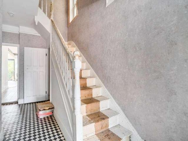 6 bed house for sale