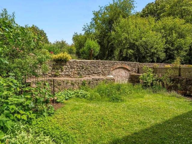 6 bed house for sale