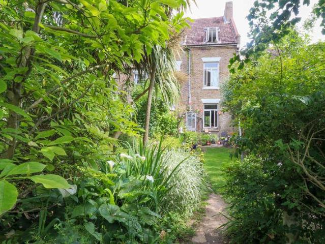 6 bed house for sale