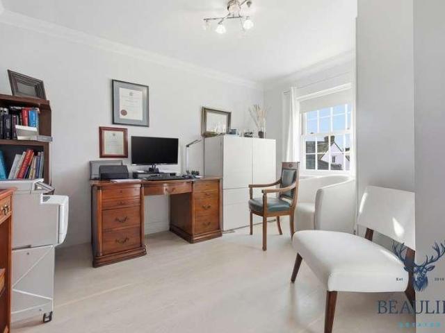 6 bed house for sale