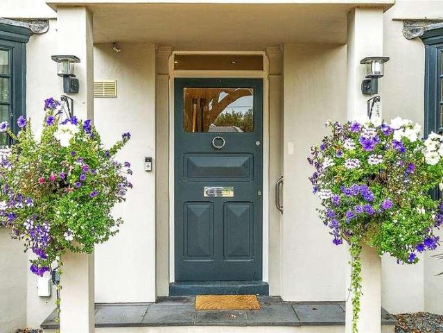 6 bed house for sale