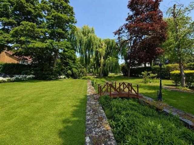 6 bed house for sale