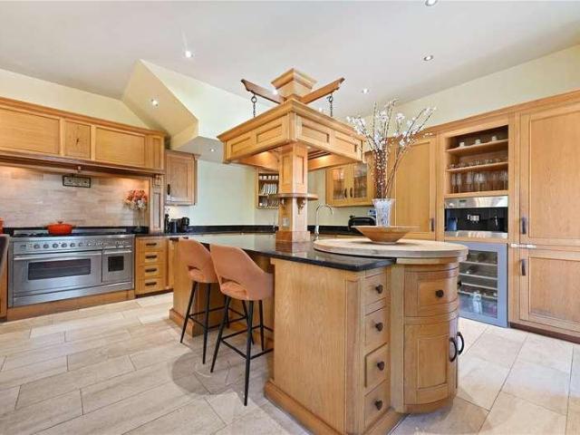 6 bed house for sale