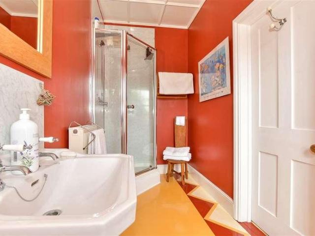 6 bed house for sale