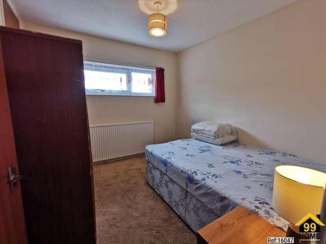 6 bed house for sale