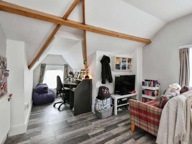 6 bed house for sale