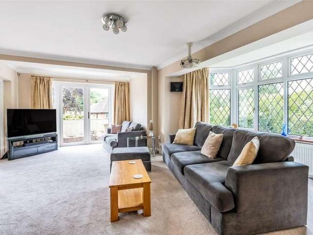 6 bed house for sale