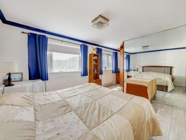 6 bed house for sale