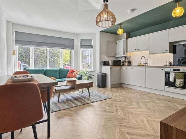 6 bed house for sale