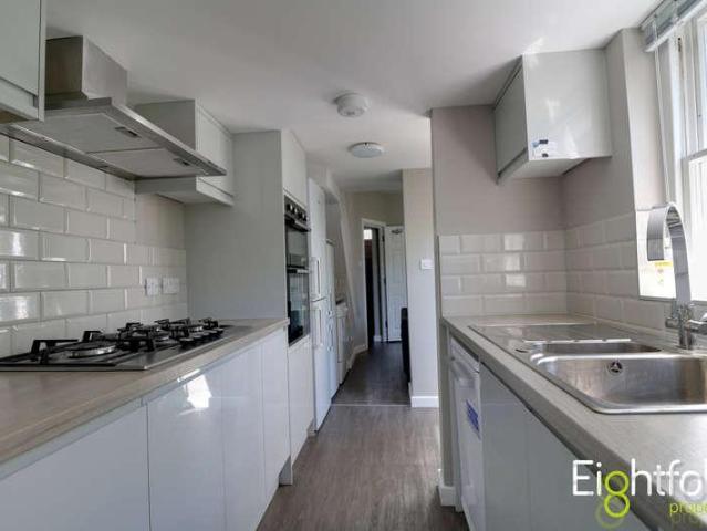 6 bed house for sale