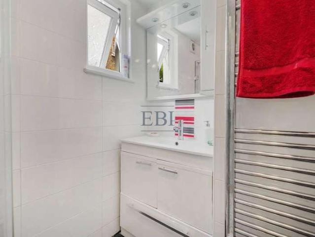 6 bed house for sale