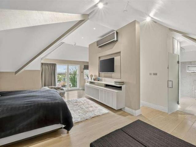 6 bed house for sale