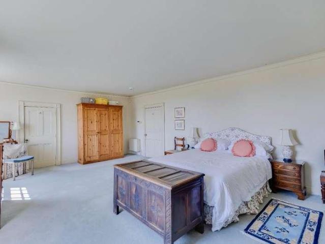 6 bed house for sale