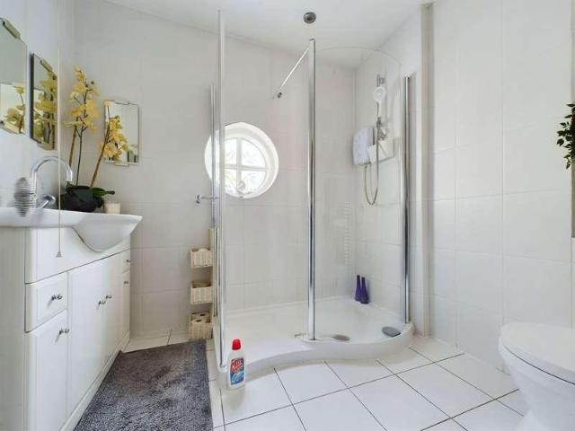 6 bed house for sale