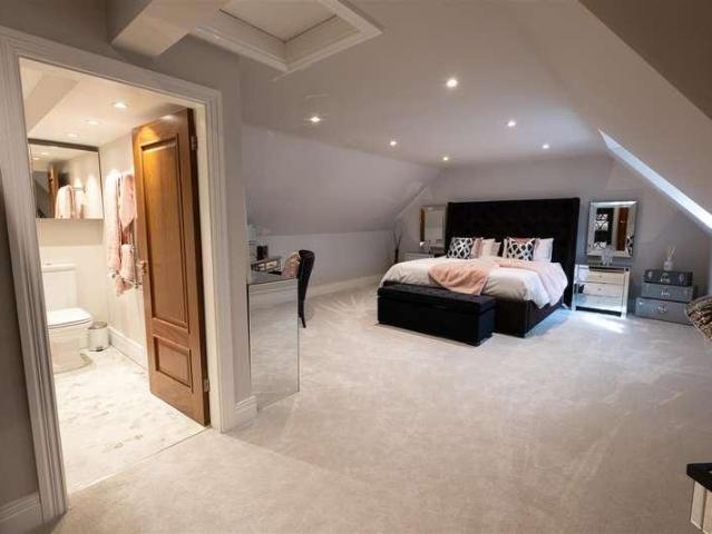 6 bed house for sale