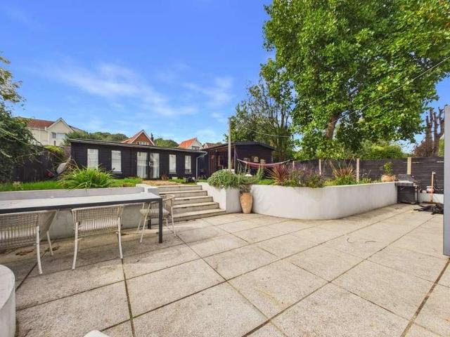 6 bed house for sale