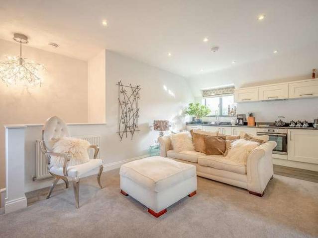 6 bed house for sale