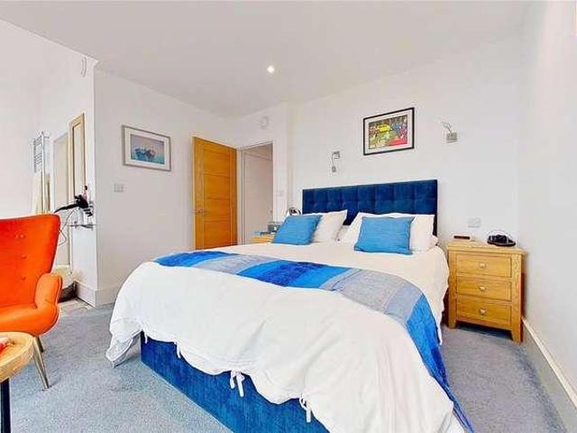 6 bed house for sale