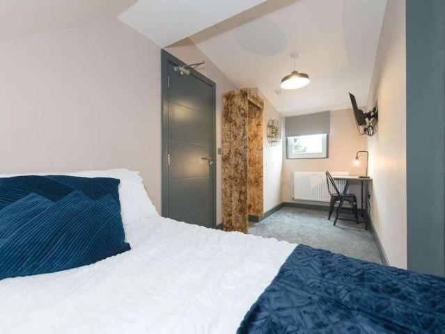6 bed house for sale