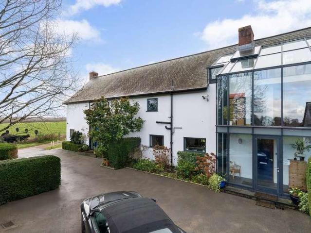 6 bed house for sale