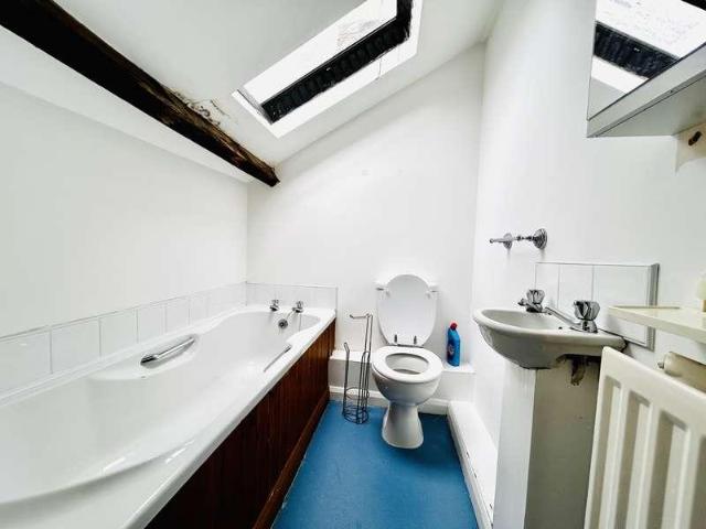 6 bed house for sale