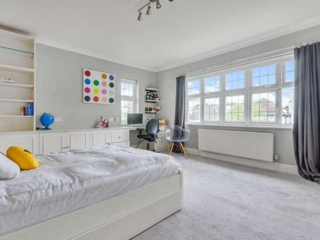 6 bed house for sale