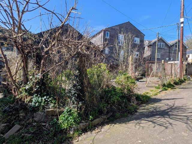 6 bed house for sale