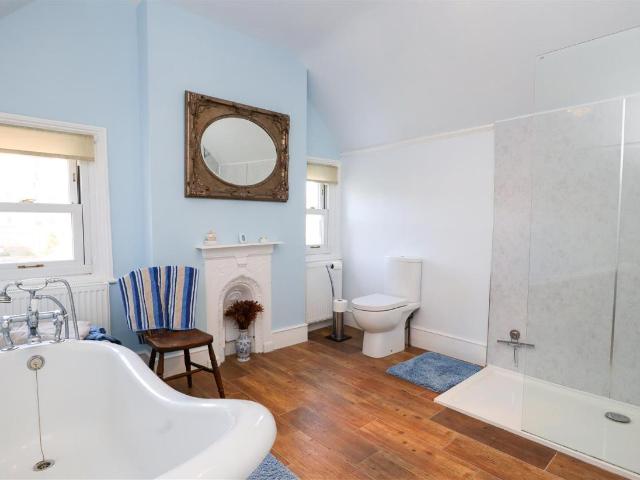 6 bed house for sale