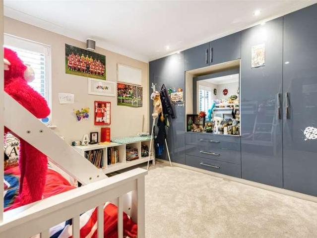 6 bed house for sale
