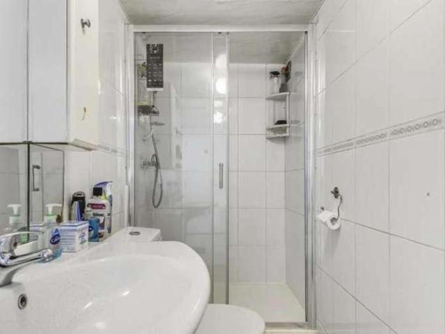 6 bed house for sale