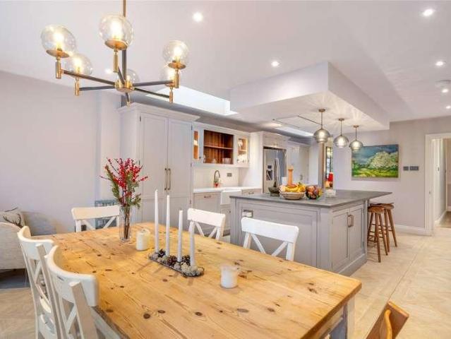 6 bed house for sale