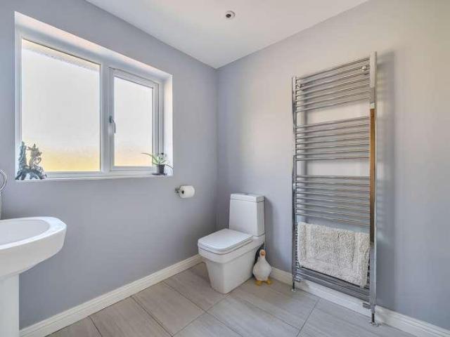 6 bed house for sale