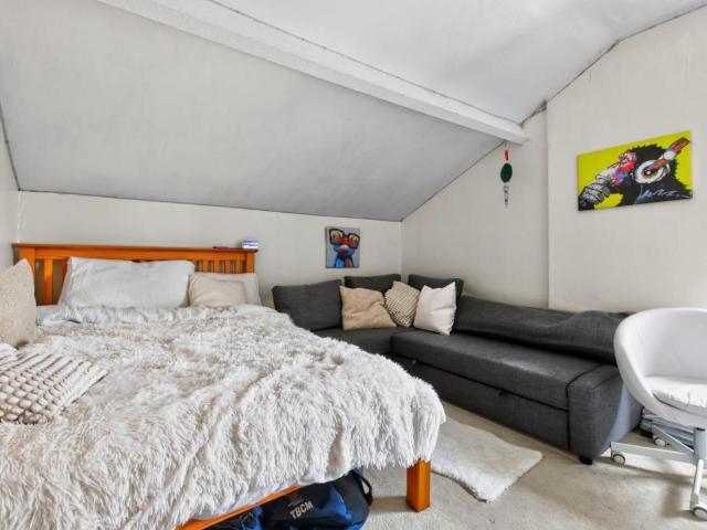 6 bed house for sale