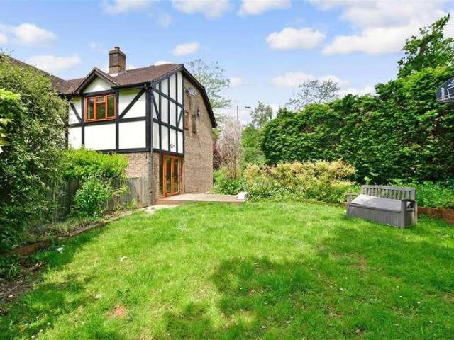 6 bed house for sale