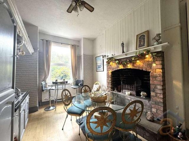 6 bed house for sale