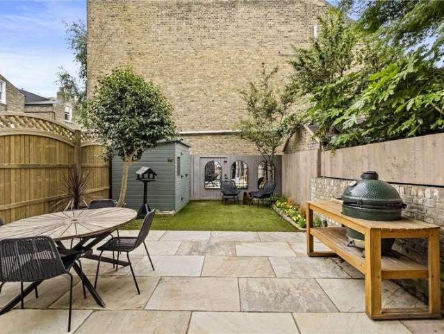 6 bed house for sale
