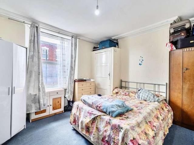 6 bed house for sale