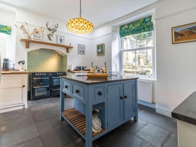 6 bed house for sale