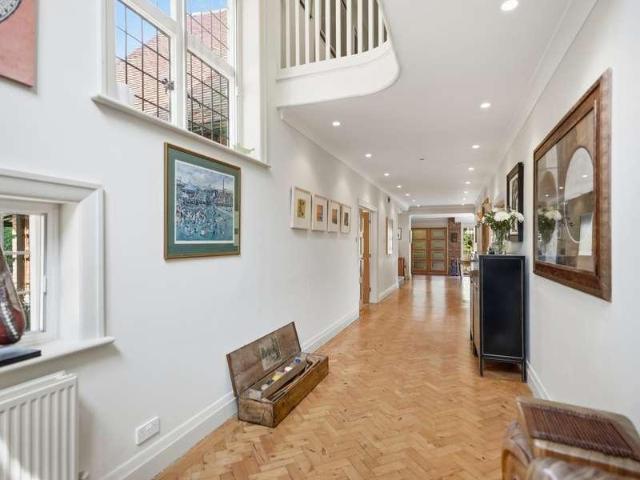 6 bed house for sale