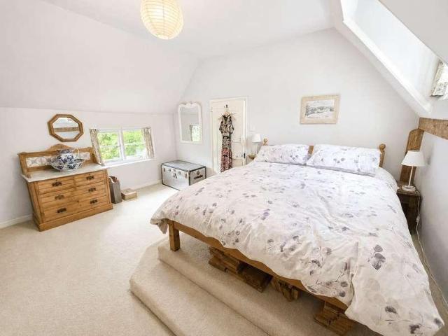 6 bed house for sale