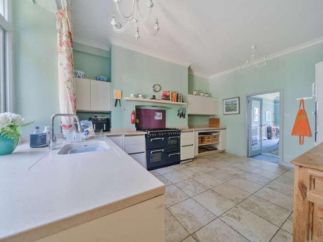 6 bed house for sale
