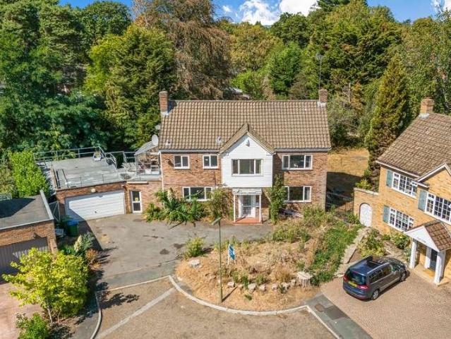 6 bed house for sale