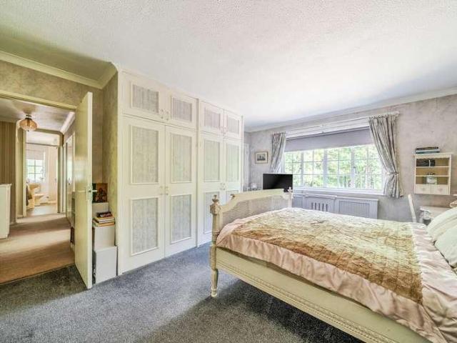 6 bed house for sale