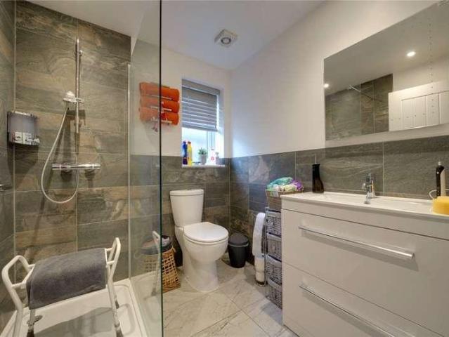 6 bed house for sale